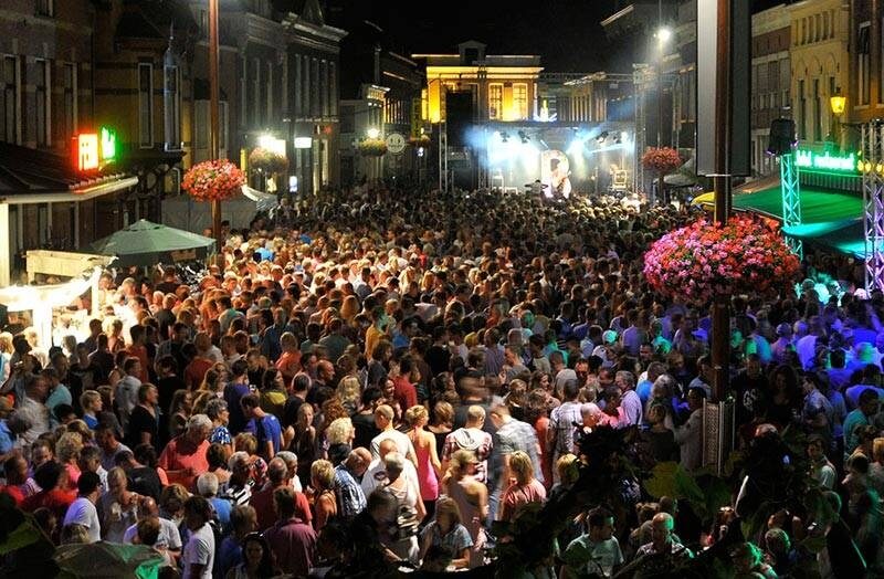 Is er een minimumleeftijd voor de Sneekweek - opening-sneekweek-marktstraat