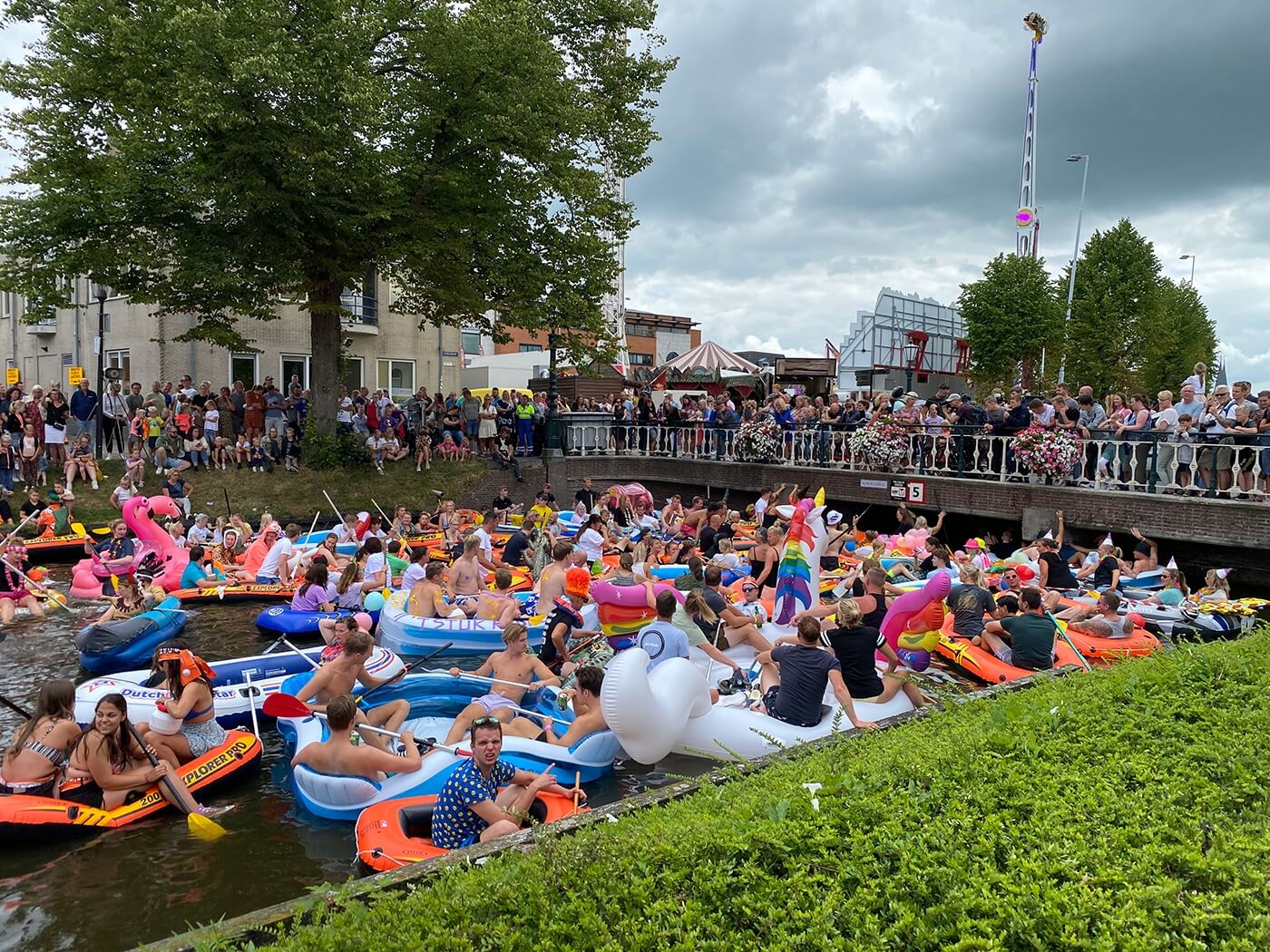 Sneekweek Marktstraat muziekplein  - rubberbootrace